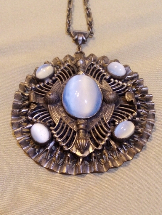 None Jewelry - Antique-Style White Stone Medallion Pendant Necklace